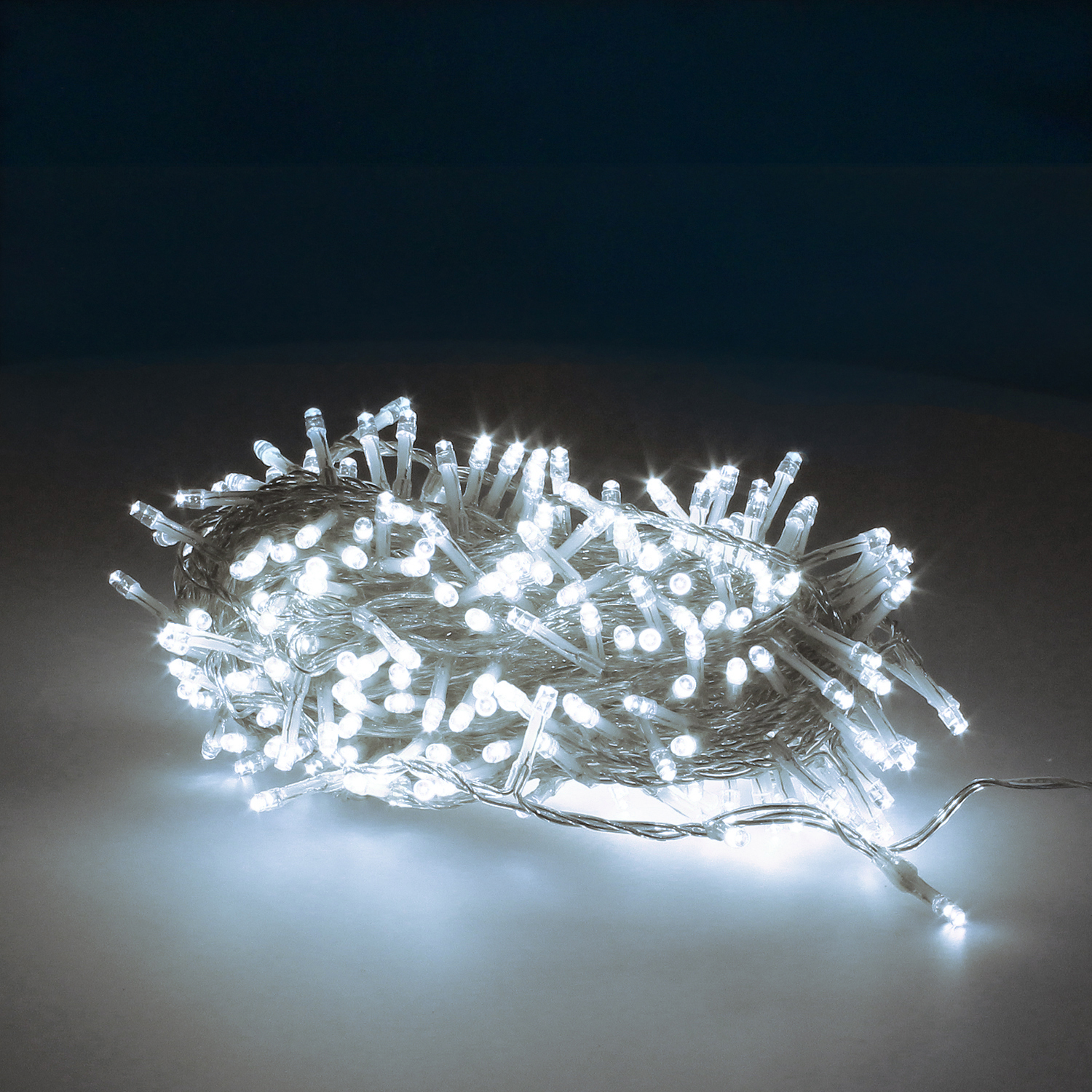 Brilla en Navidad con nuestras Luces LED Blanco Frío: 300 luces, 18m, perfectas para árboles de 150/180 cm. Cable transparente, transformador con 8 funciones. ¡Crea un ambiente festivo único!