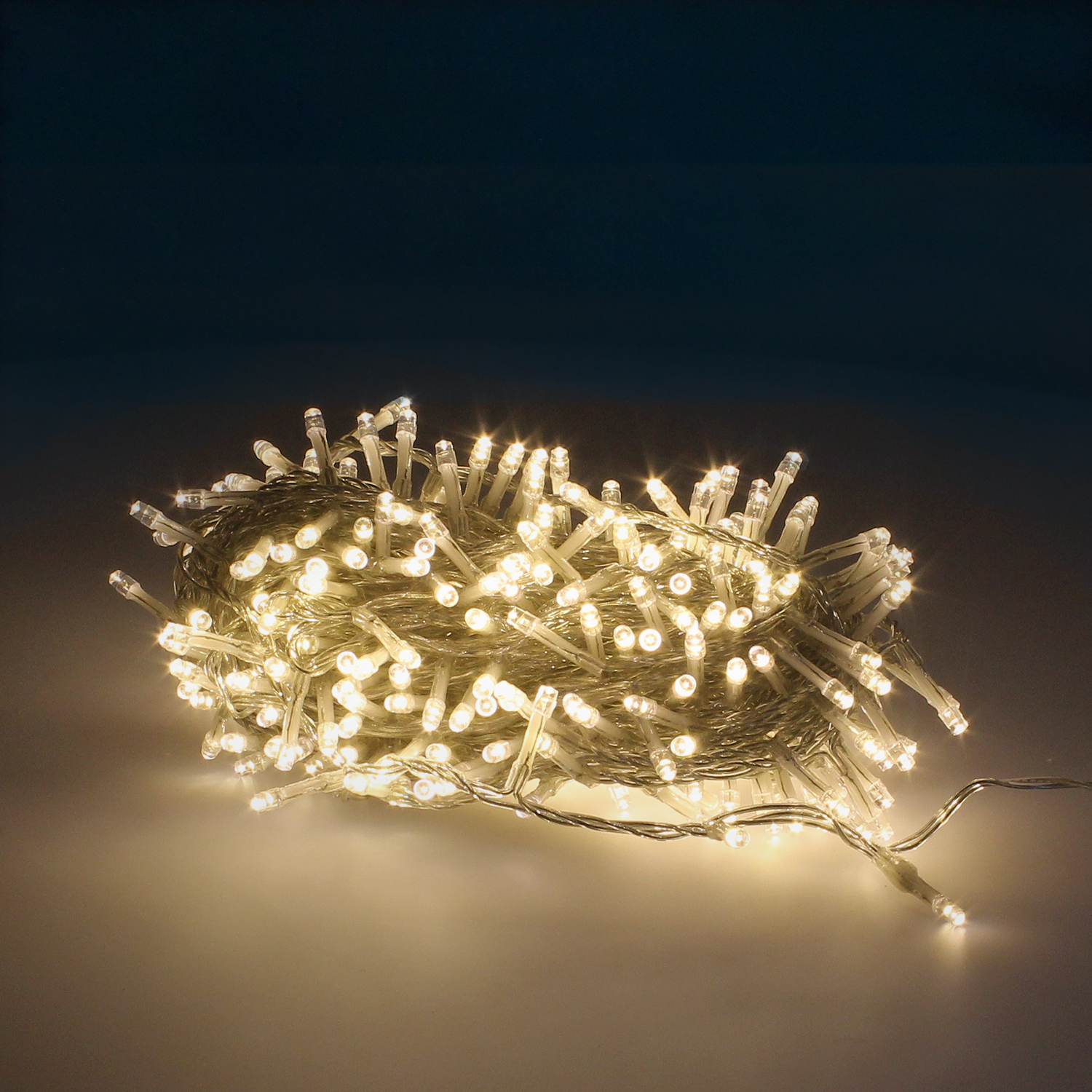 Crea un ambiente acogedor con nuestras Luces LED Blanco Cálido: 300 luces, 18m, perfectas para árboles de 150/180 cm. ¡Ilumina tu Navidad con estilo!
