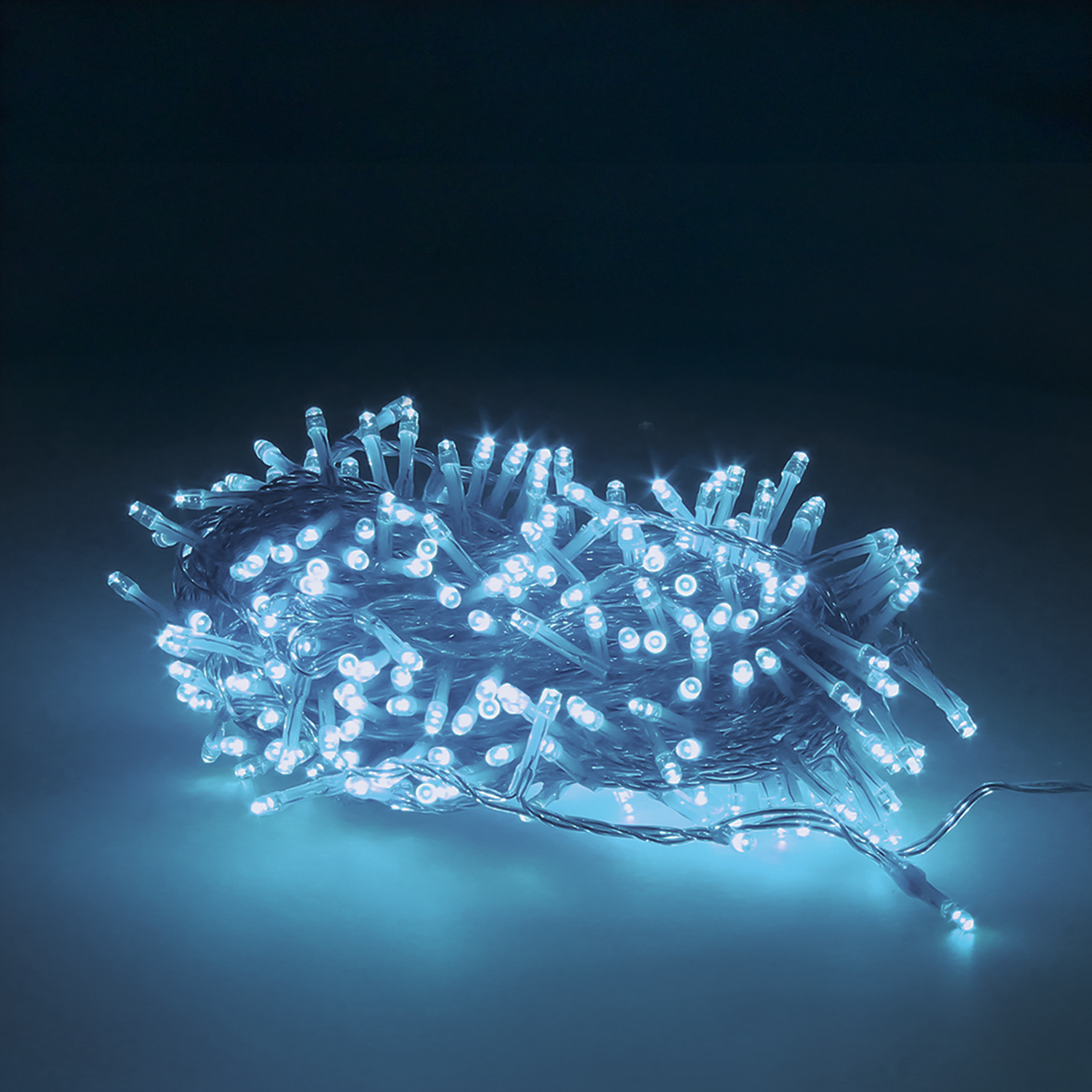 Luz Navidad Led Azul Hielo: Sumérgete en un invierno mágico con nuestras Luces. 300 luces, 18m, perfectas para árboles de 150/180 cm.